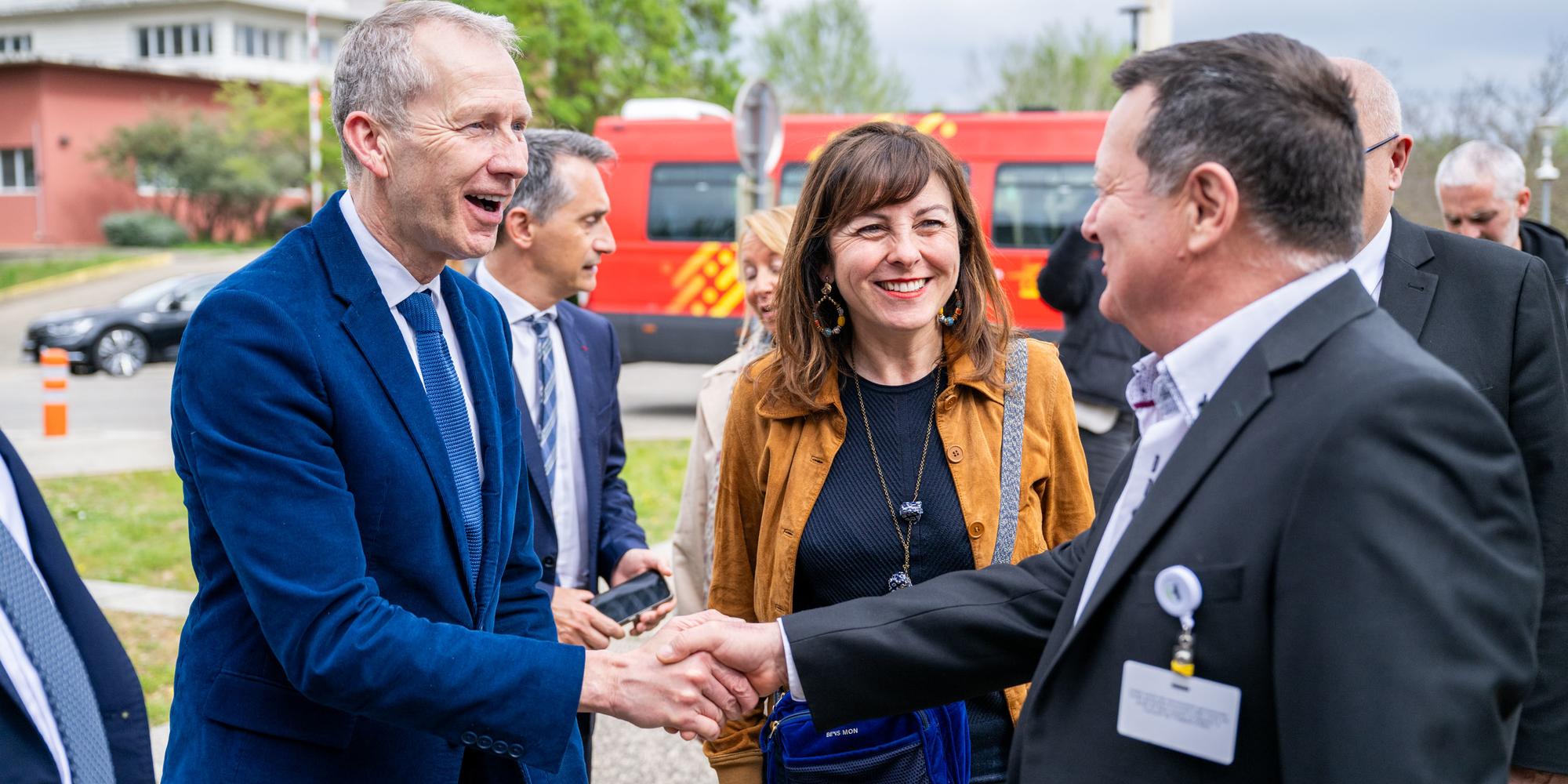 La présidente de la Région Occitanie Carole Delga (au centre) était en déplacement dans le Gard le 9 avril, aux côtés du député de Mayenne Guillaume Garot (à gauche) pour faire le bilan des actions de lutte contre les déserts médicaux.
