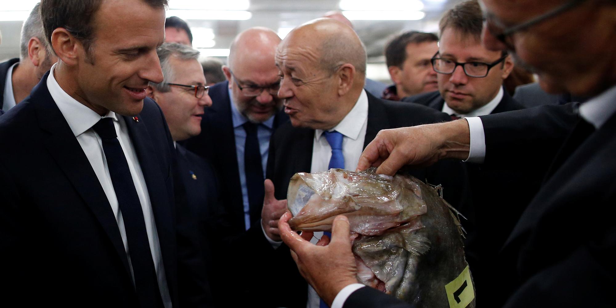 Emmanuel Macron visite le marché aux poissons dans le port de Guilvinec (Bretagne), le 21 juin 2018