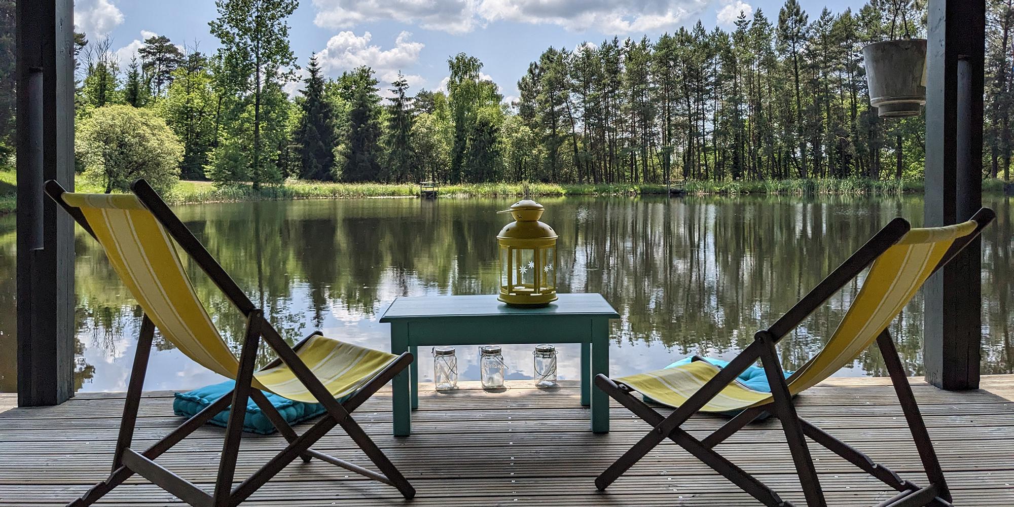À Milhac-de-Nontron, en plein Périgord vert, l’établissement Parenthèses imaginaires propose 14 cabanes aménagées et décorées sur 27 hectares, loin des clichés du camping.