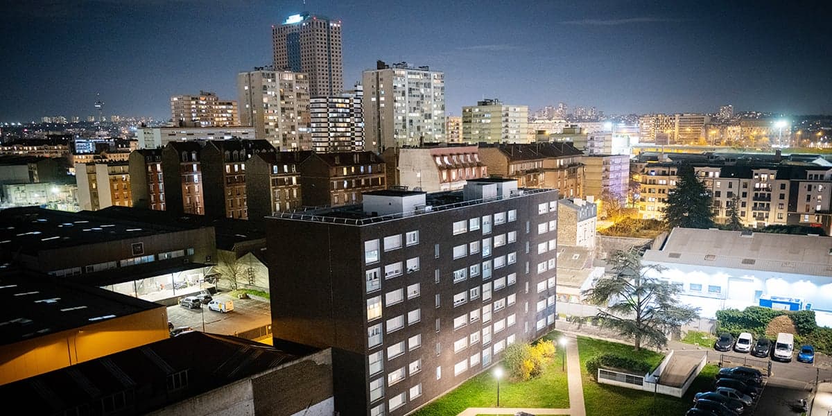 Vue nocturne du quartier Villette depuis le 10ᵉ étage d'une tour HLM à Aubervilliers, 20 mars 2024.
