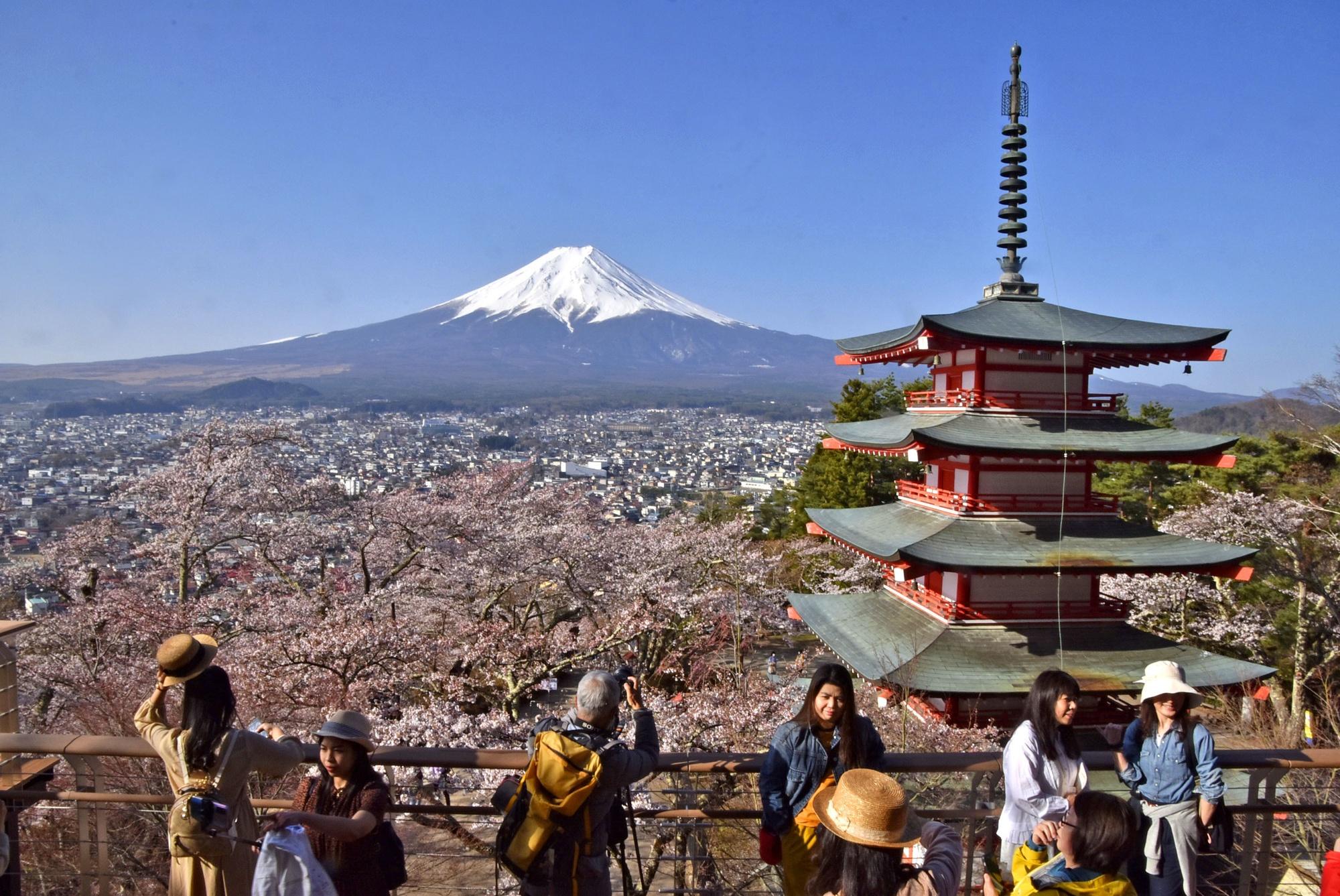 A partir de cet été, il faudra payer pour gravir le Mont Fuji qui attire de plus en plus de visiteurs.