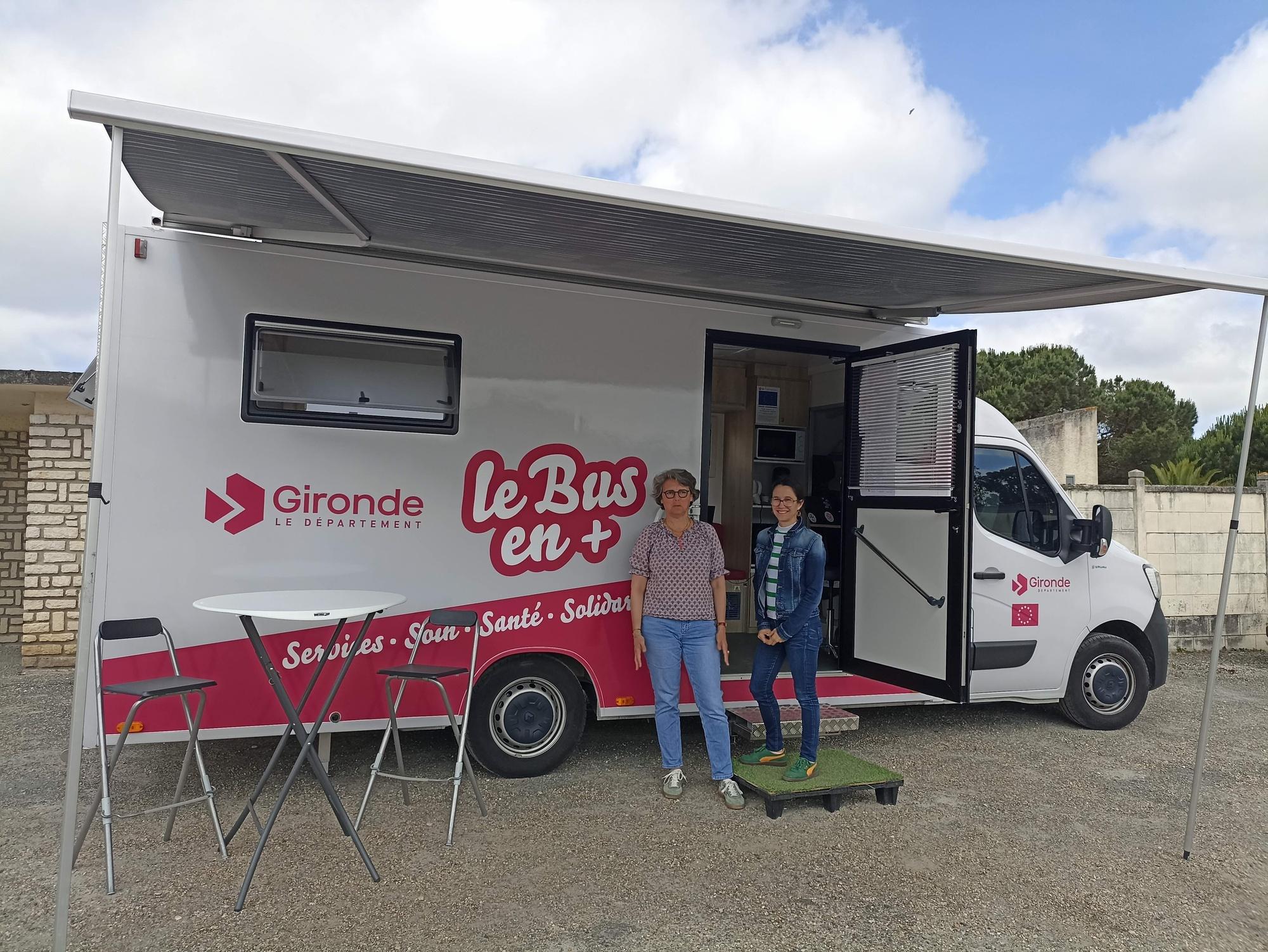 Dans le Médoc, Anne-Charlotte Marcotte, médecin et responsable santé au pôle territorial de solidarité du Médoc, et Delphine Oliero, infirmière puéricultrice.