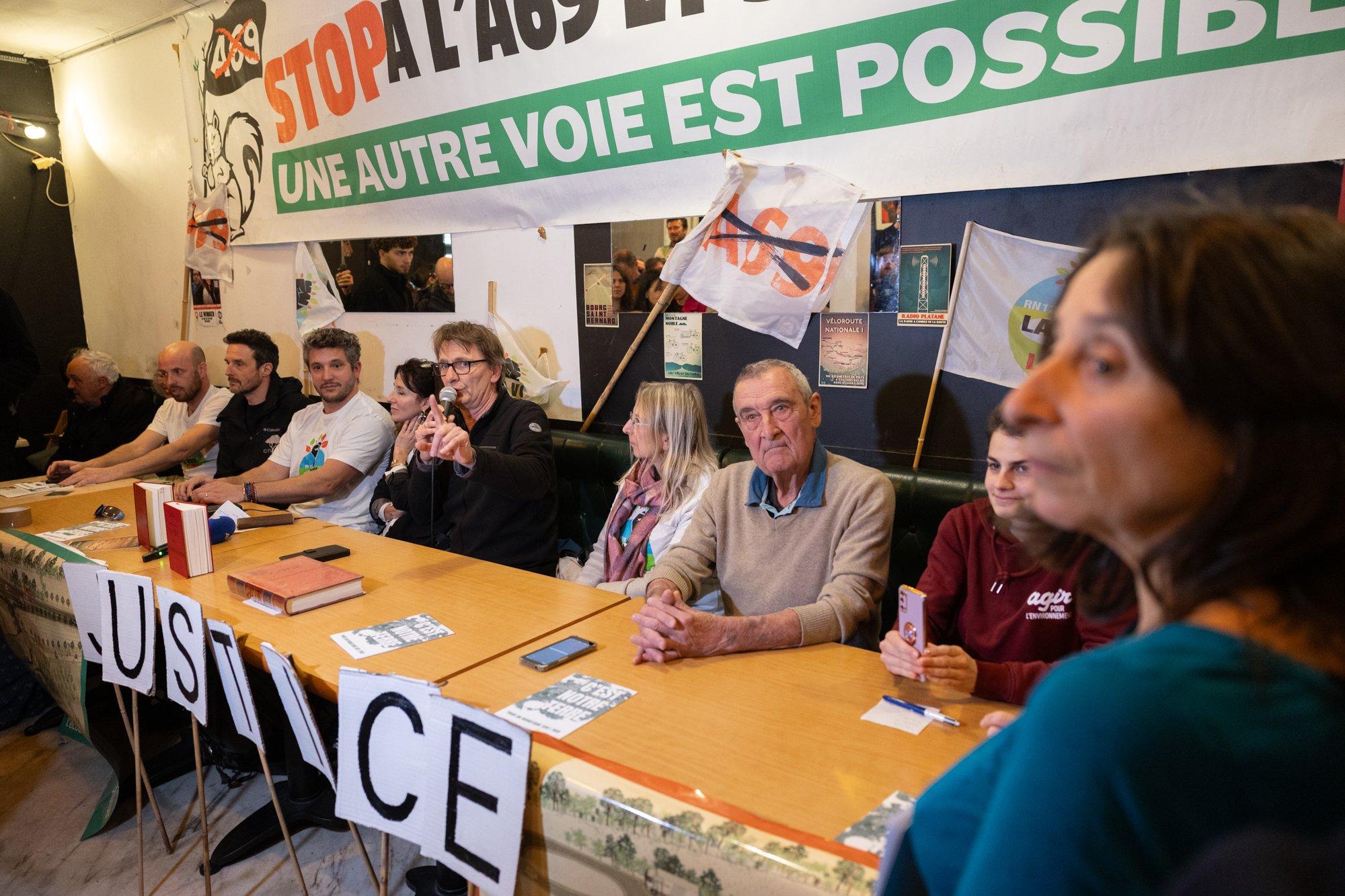 Les opposants saisissent la Cour des comptes soupçonnant un important dérapage financier dans la construction de l'autoroute.