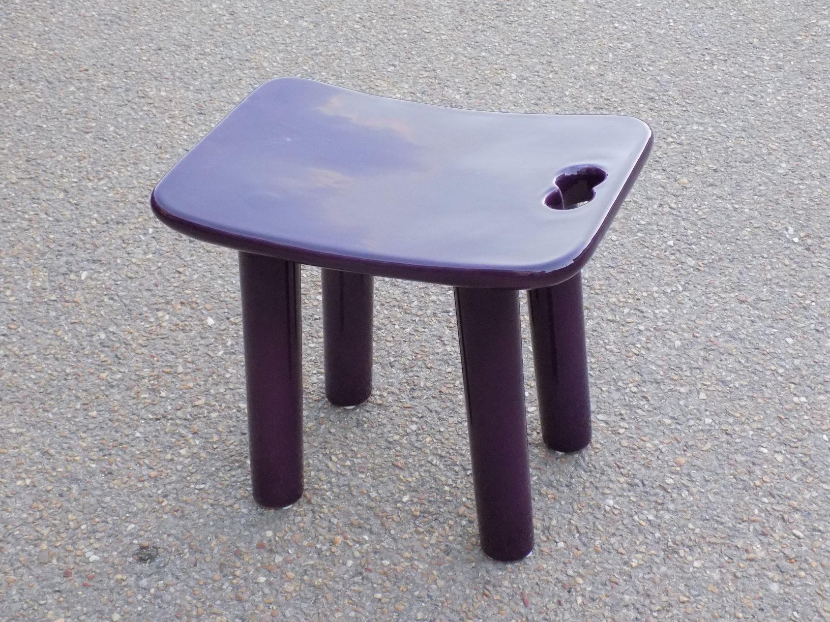Le célèbre tabouret Nomad à quatre pieds de Charles Zana est réalisé dans le sud de la Touraine par la Céramique lochoise, société reprise en 2018 par le designer Alexis Soulier.