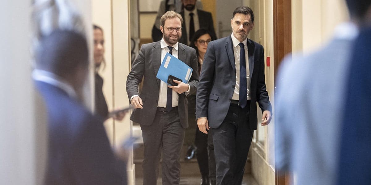 Le ministre de l’Économie et des Finances Antoine Armand (à gauche) et le ministre du Budget Laurent Saint-Martin, lors de leur arrivée à l’Assemblée nationale, le 25 septembre.