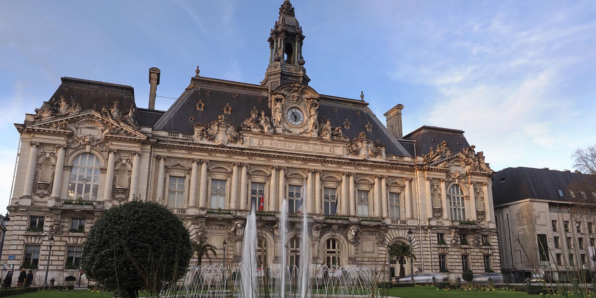 Avec 25% des voix réalisées au premier tour des élections municipales, Christophe Bouchet partait avec un léger handicap face à Emmanuel Denis (35%). La fusion de la liste de la majorité municipale avec celle de la République en marche menée par Benoist Pierre (13%) et le ralliement de celle du dissident de droite Xavier Dateu (5%) lui donnent désormais l’avantage au second tour. Le taux d’abstention (68% au premier tour) sera à Tours le principal arbitre du scrutin du 28 juin.