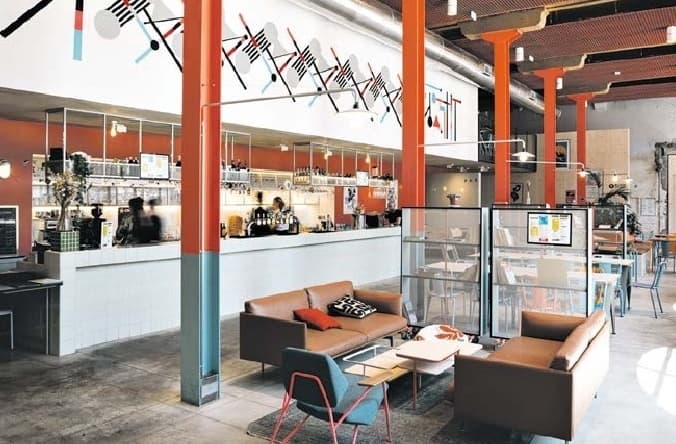 Le restaurant de l'auberge de jeunesse People Hostel met en valeur le passé industriel du lieu.