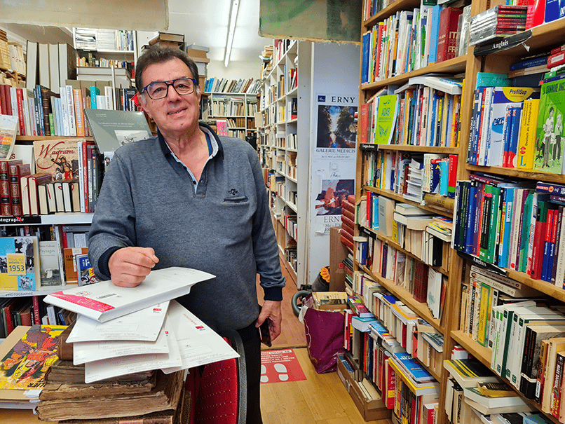 Hamid Kaighobadia prépare des commandes en ligne au milieu de sa librairie atypique