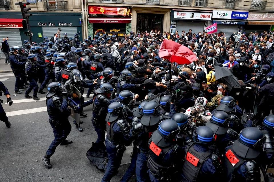 Des policiers en tenue anti-émeute affrontent des manifestants rassemblés lors d'une journée de protestation dans le cadre d'un mouvement de protestation populaire appelé « Bloquons tout » appelant à des perturbations nationales toute la journée, à Paris, le 10 septembre.
