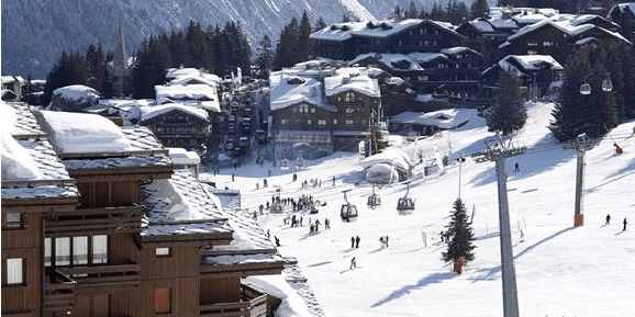 A Tignes, la fonte du glacier de la Grande Motte a entraîné la création d'un lac glaciaire placé sous étroite surveillance. Deux premières séries de travaux ont été menés en 2023 et en 2024 et de nouvelles solutions sont à l'étude pour son pompage définitif.