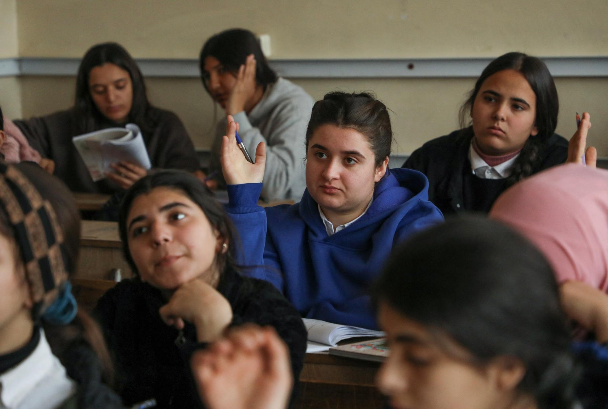 Des élèves assistent à un cours dans une école à Qamichli