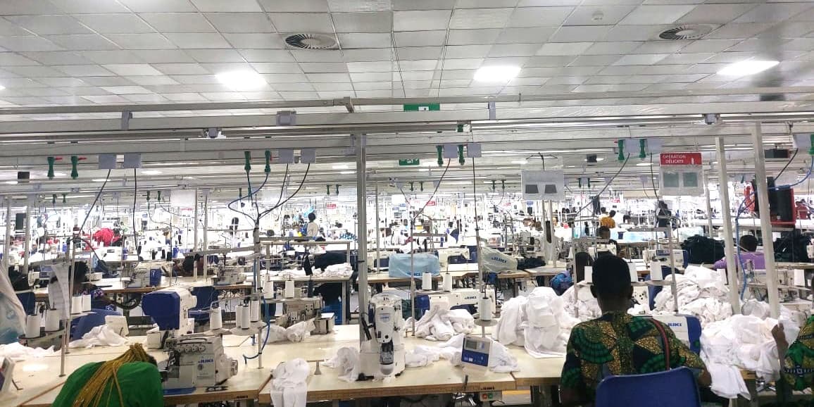 Grand atelier de confection de vêtements Kiabi dans la zone industrielle de Glo-Djigbé au Bénin.