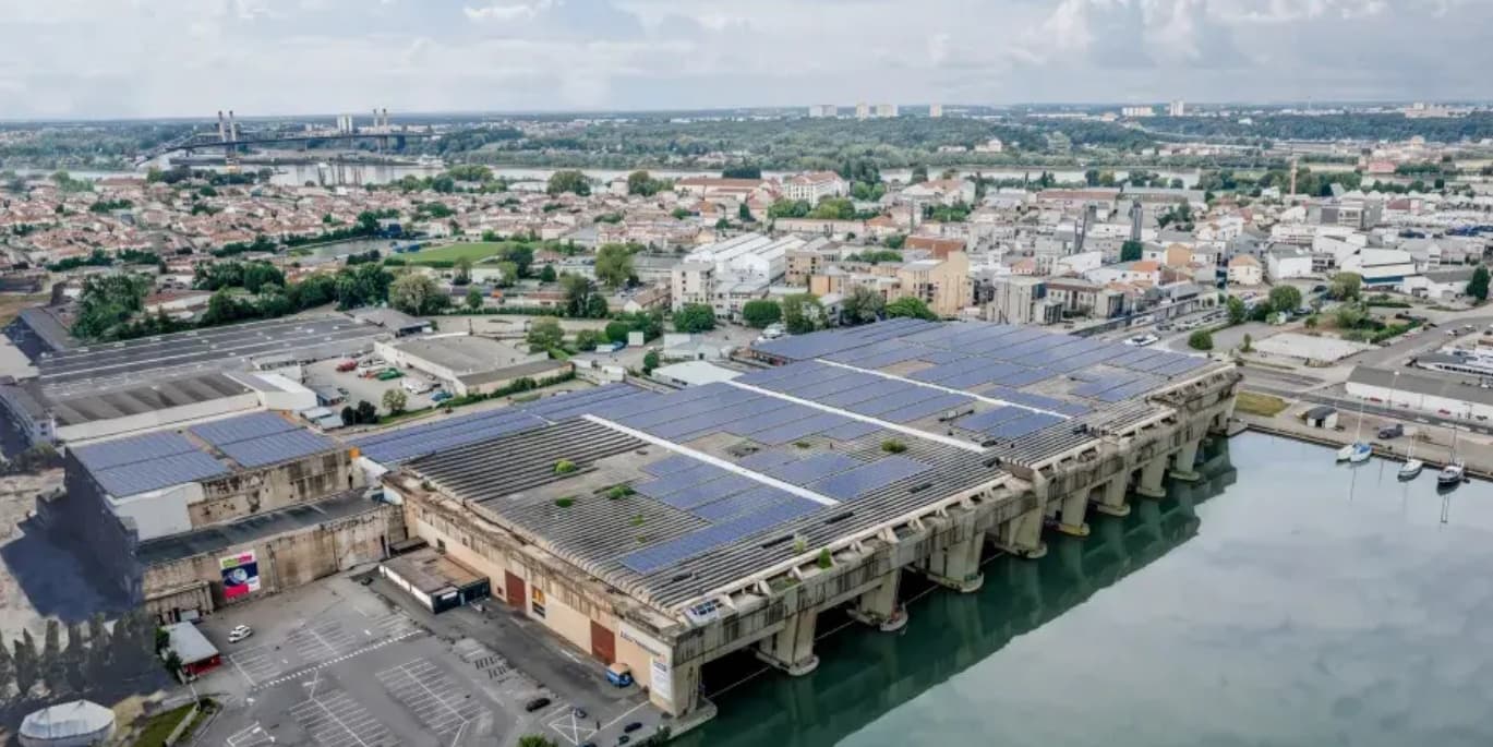 La base sous-marine de Bordeaux doit devenir la plus grande toiture solaire urbaine de France, avec 13 000m2 de panneaux et 3 MW de puissance.
