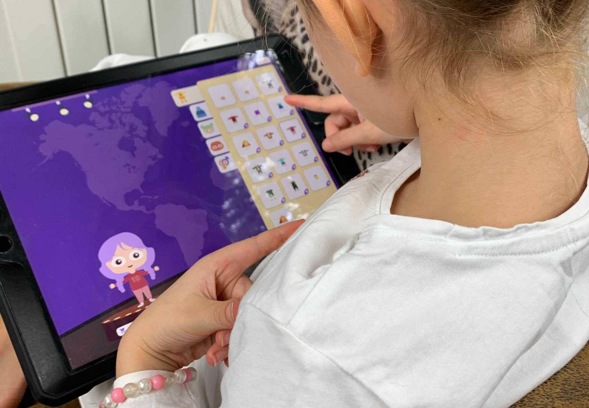 L’application destinée aux enfants de 3 à 12 ans, consiste à se connecter 5 minutes par jour afin d’apprendre 3 mots ou 3 phrases, en 7 étapes structurées