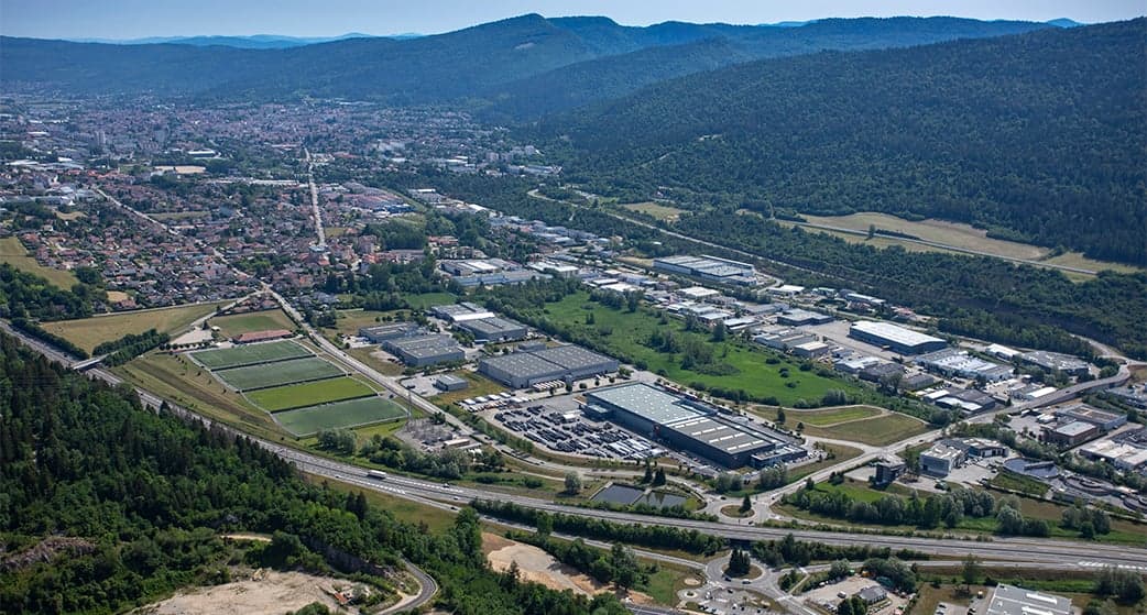 La ville d’Oyonnax et ses zones d’activité vues du ciel.