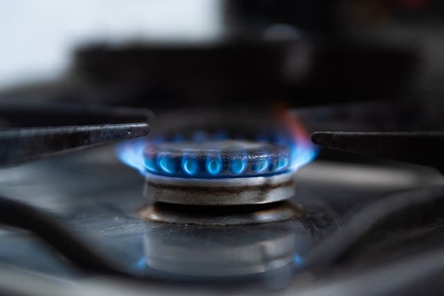 Pour une consommation annuelle de 10 000 kWh, la facture type passe ainsi de 1 518 euros en avril à environ 1 378 euros en juin pour les ménages disposant d'une offre à prix indexé.