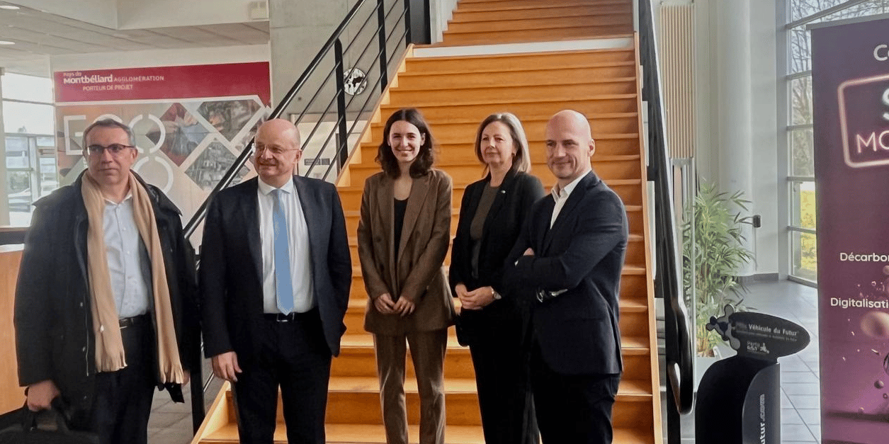 La représentante de la Commission européenne en France, Valérie Drezet-Humez (quatrième personne en partant de la gauche), s’est rendue au pôle Véhicule du futur, à Etupes, dans le Doubs.