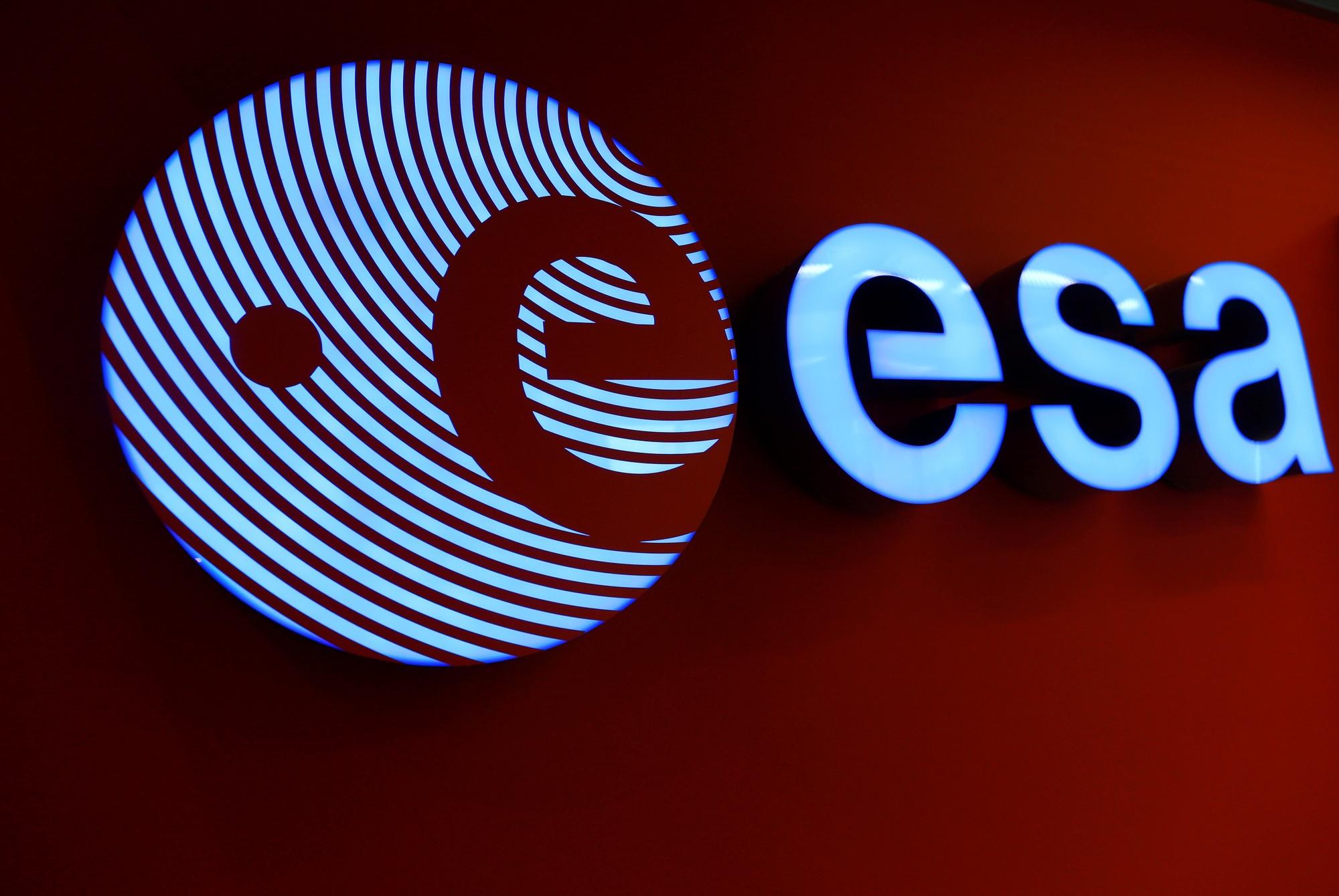 Photo d'archives du logo de l'agence spatiale europeenne (esa) dans son siege a darmstadt