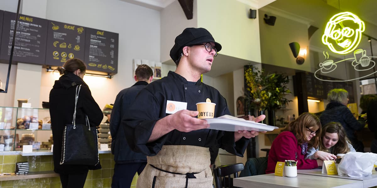 À Paris, au Café Joyeux du quartier de l’Opéra.