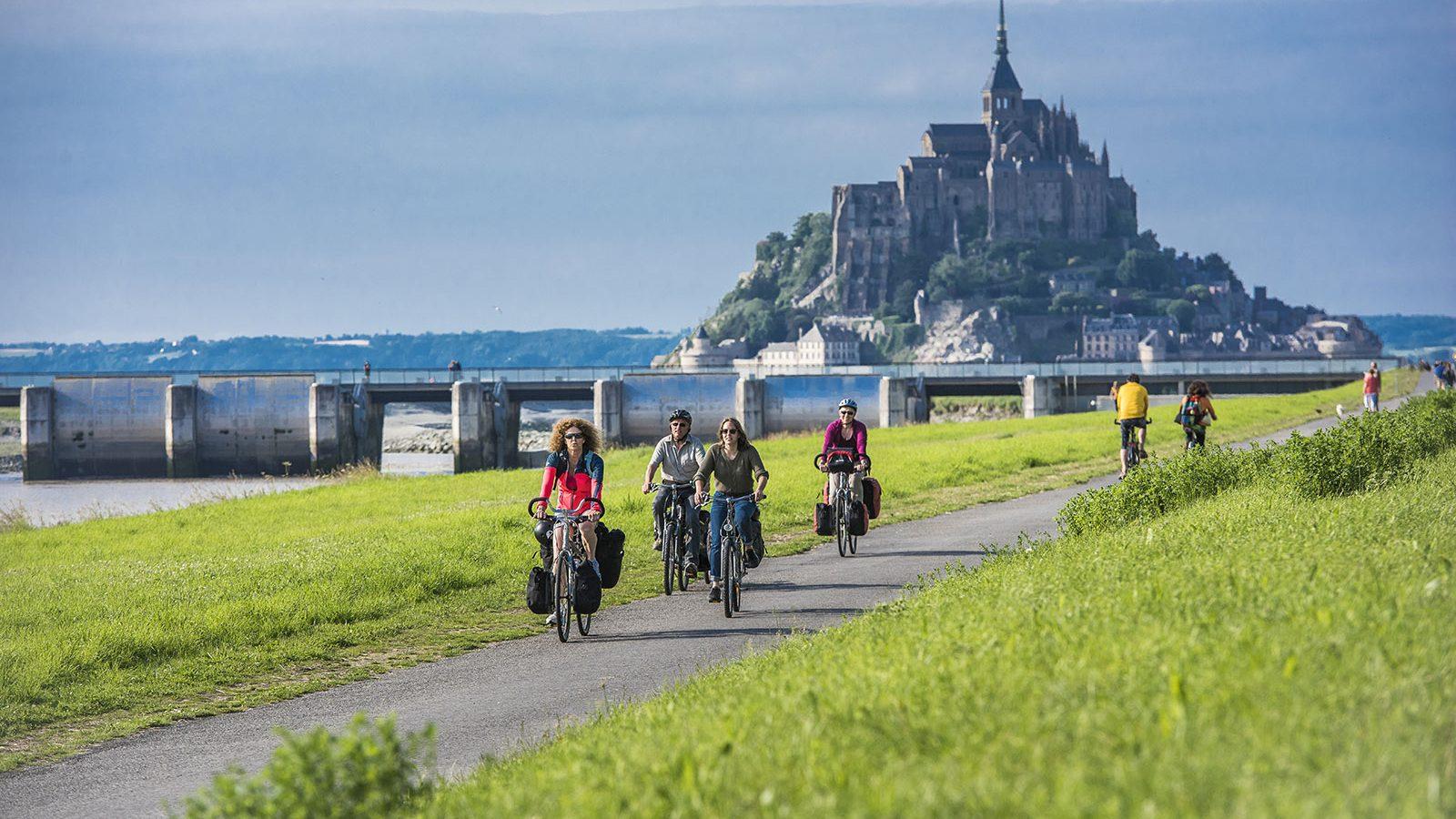 Le slow tourisme à vélo a le vent dans le dos comme ici aux abords du Mont-Saint-Michel.
