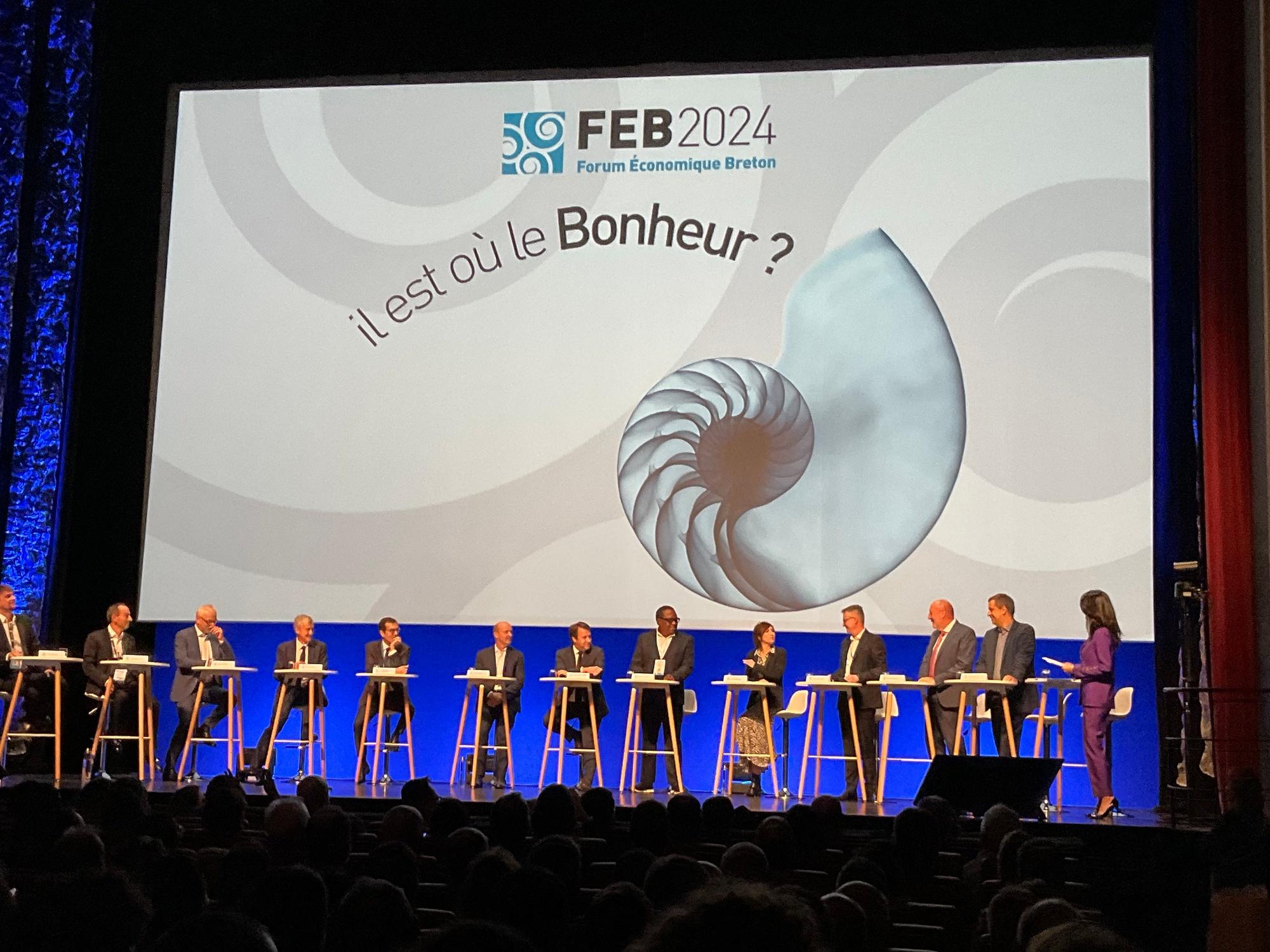 Le 5e Forum économique breton s'est tenu durant deux jours à Saint-Malo pour parler du bonheur, et balayer de nombreux sujets autour de l'attractivité du territoire, de la souveraineté, de l'égalité mais aussi de la mixité. Or l'image de la plénière d'ouverture, avec onze hommes sur scène pour seulement deux femmes, a été désastreuse. Même l'animatrice Marie Drucker s'en est émue.