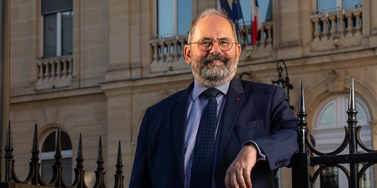 Au delà des débats populaires, l’édile de Sceaux Philippe Laurent, comme nombre de ses pairs, est confronté aux casse-tête administratifs.