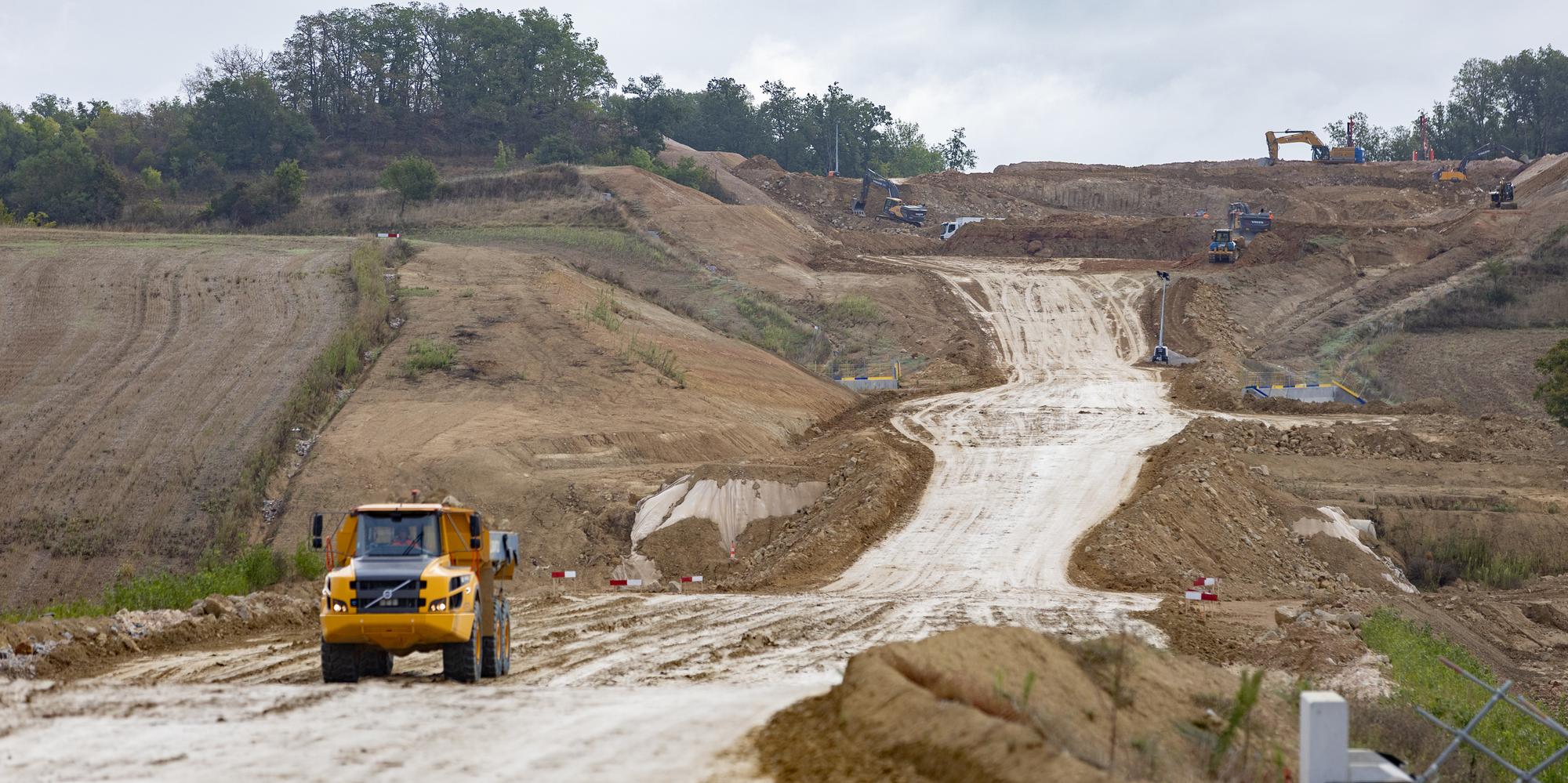 Trois mois après la reprise des travaux, le chantier de l'autoroute A69 entre Toulouse et Castres bat son plein.