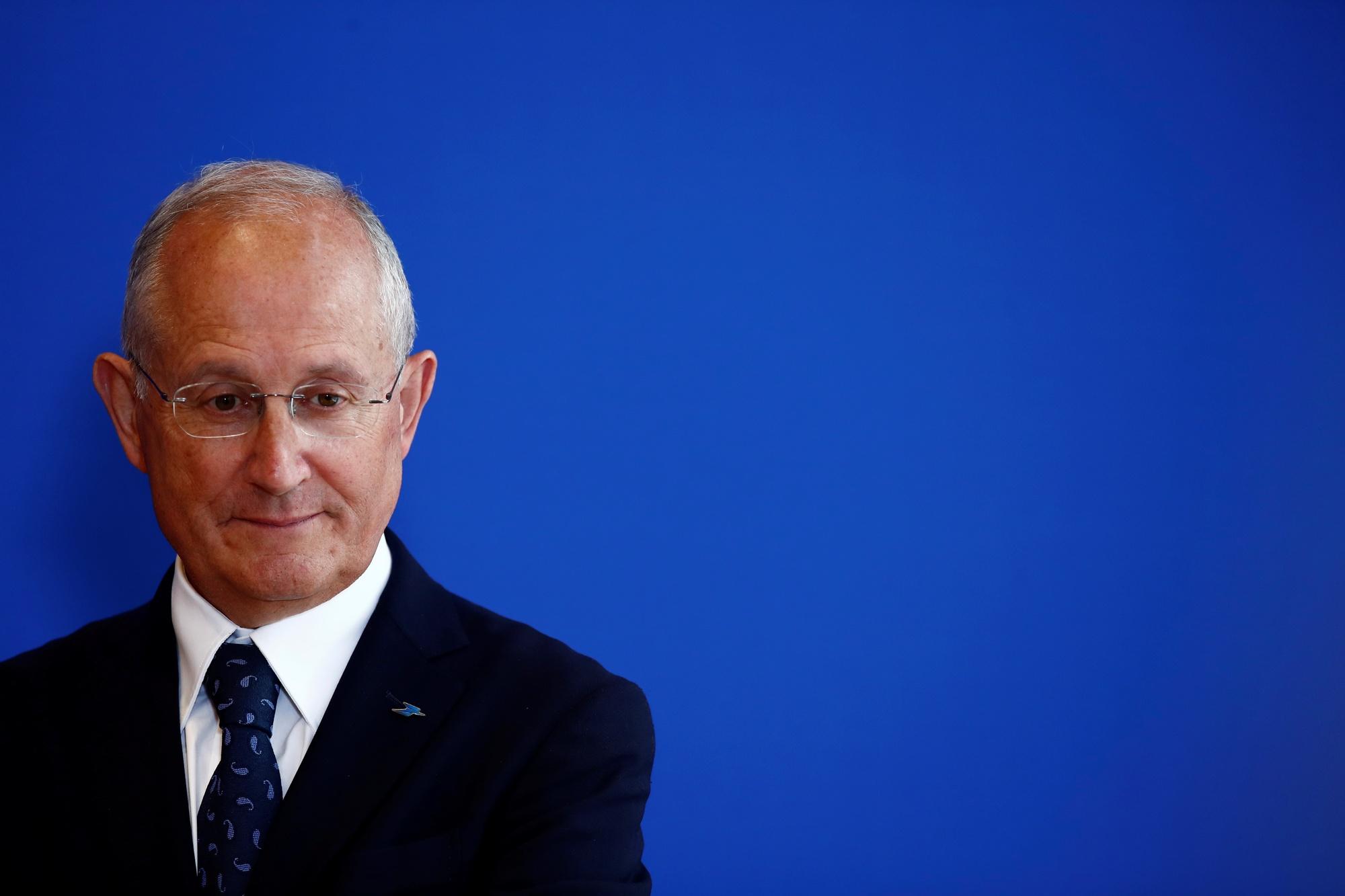 Faute de fumée blanche du palais de l’Élysée, Philippe Wahl va continuer à présider le conseil d’administration du groupe La Poste.
