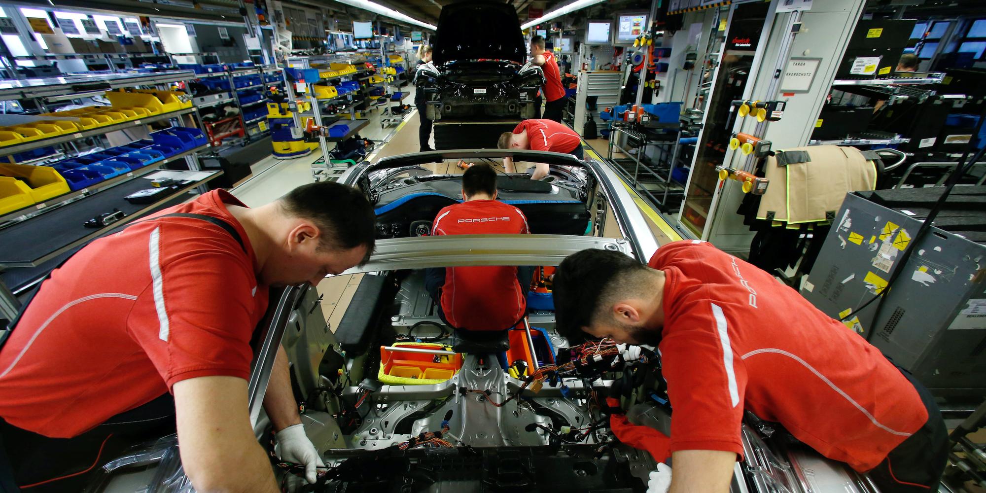 Des employés à l'usine Porsche de Stuttgart assemblent des 911, un modèle particulièrement prisé aux Etats-Unis.