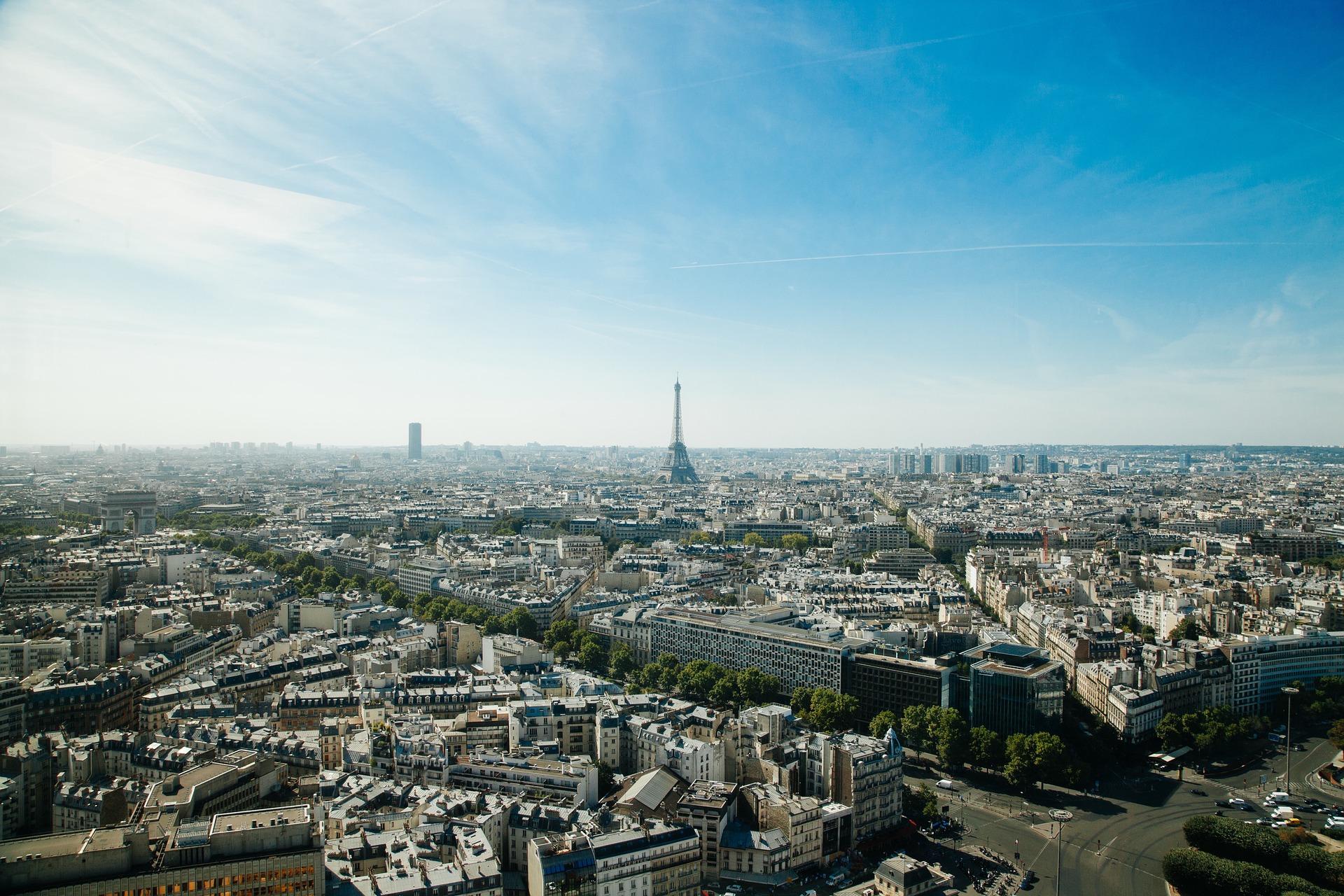 Vue panoramique de Paris avec la Tour Eiffel et la Tour Montparnasse en arrière plan (immobilier, immobilier anciens, appartement, location)