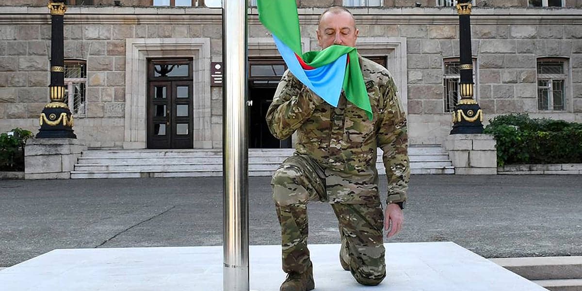 Le président azerbaïdjanais Ilham Aliyev embrasse un drapeau national azerbaïdjanais dans la ville de Khankendi, également connue sous le nom de Stepanakert pour les Arméniens d'Azerbaïdjan.