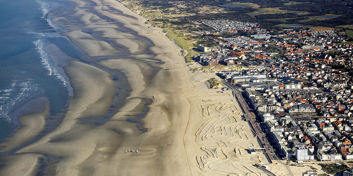 Vue aérienne de la station balnéaire le Touquet-Paris_Plage, à l'embouchure de la Canche et de sa grande plage sur la Côte d'Opale, dans la région naturelle du Marquenterre.