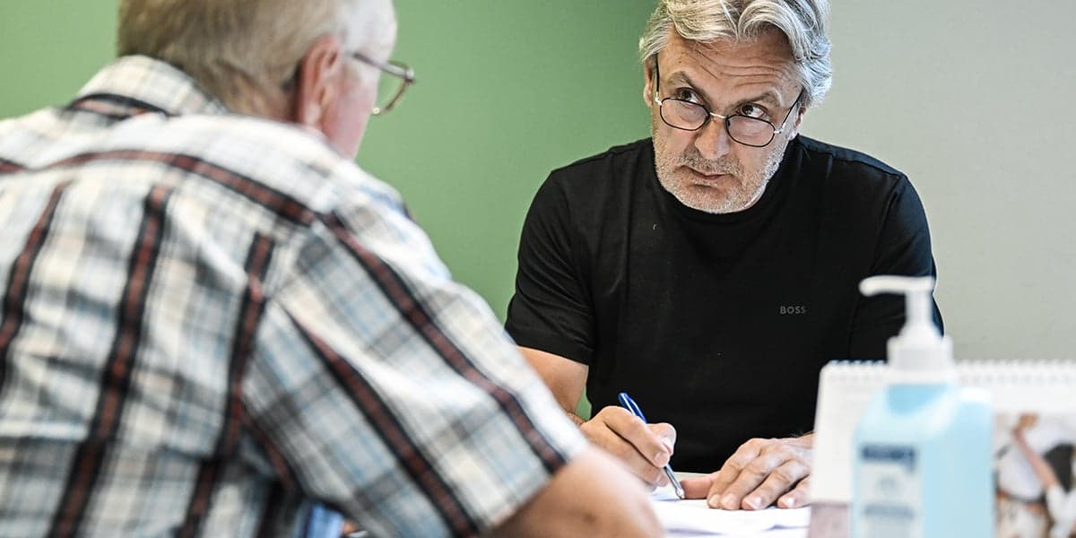 Un patient et un docteur en consultation.