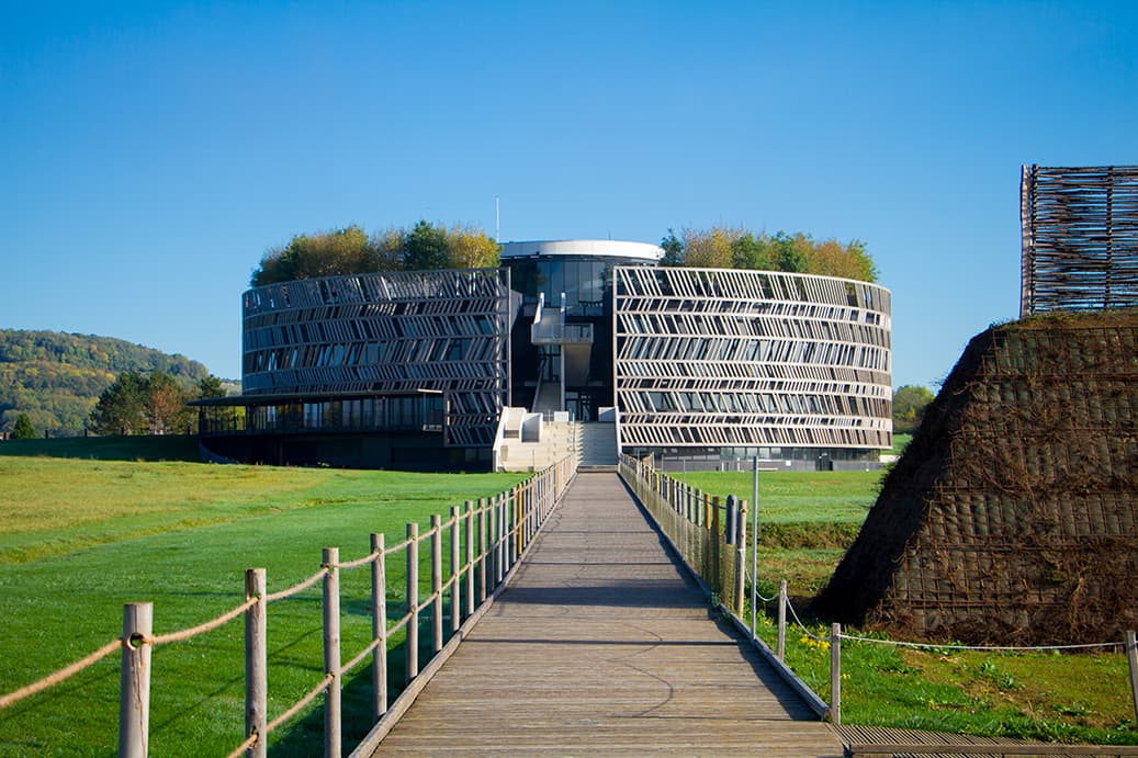 Vu de l'extérieur, l'immense cercle de pierre, de verre et de bois signé de l'architecte Bernard Tschumi pour symboliser le siège de la bataille