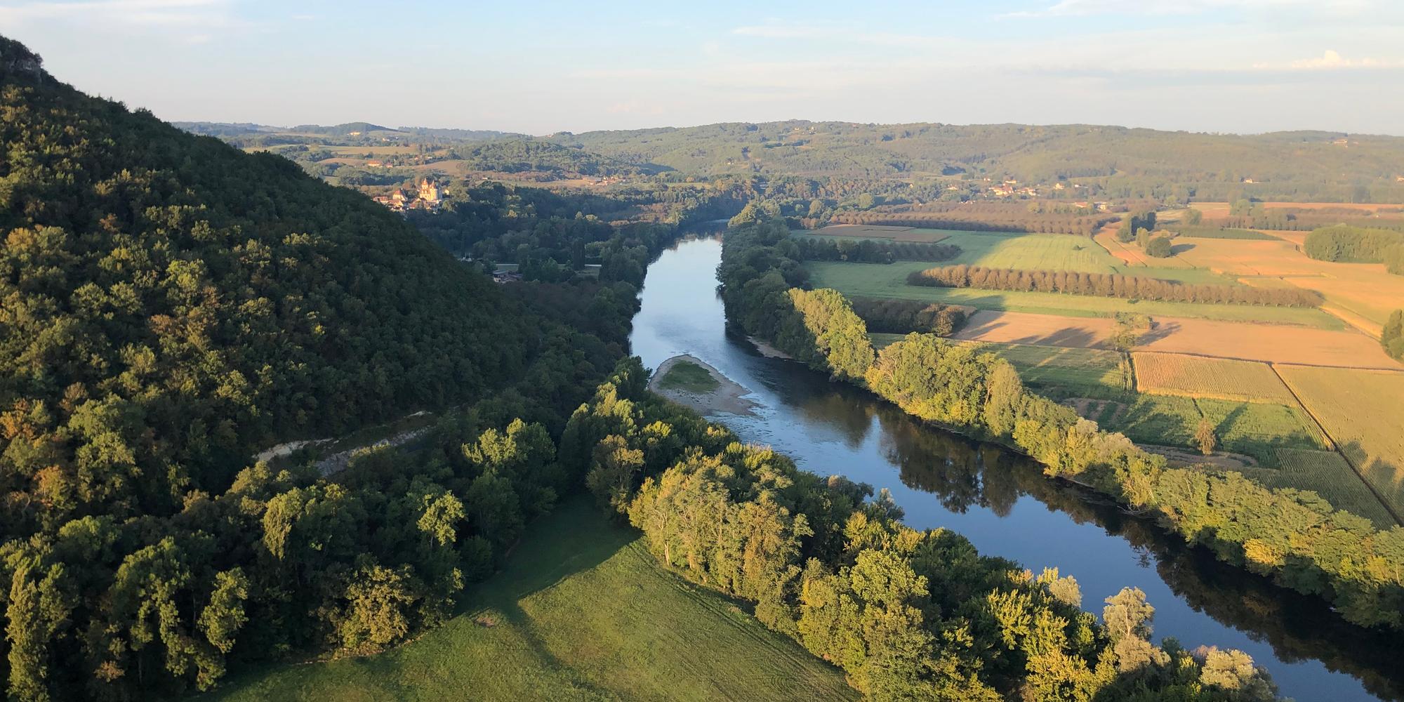 Une étude prévoit de réalimenter le fleuve Charente grâce à l'eau du fleuve Dordogne, photographié ici sur les hauteurs de Beynac.