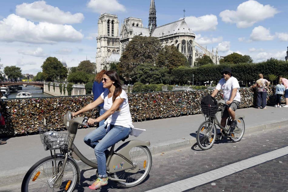 Selon une étude de l'Institut Paris Région (IPR), '"les Parisiens utilisent plus le vélo", choisi pour 11,2% des déplacements intra-muros, "que la voiture", avec 4,3% (Photo d'illustration).