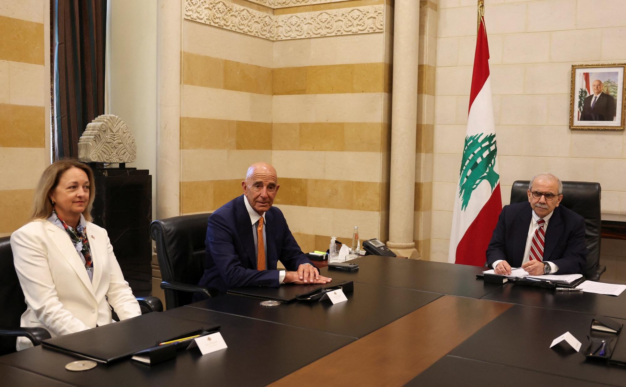 L'envoye spécial des Etats-Unis pour la Syrie, l'ambassadrice des Etats-Unis au Liban et le Premier ministre libanais a Beyrouth.