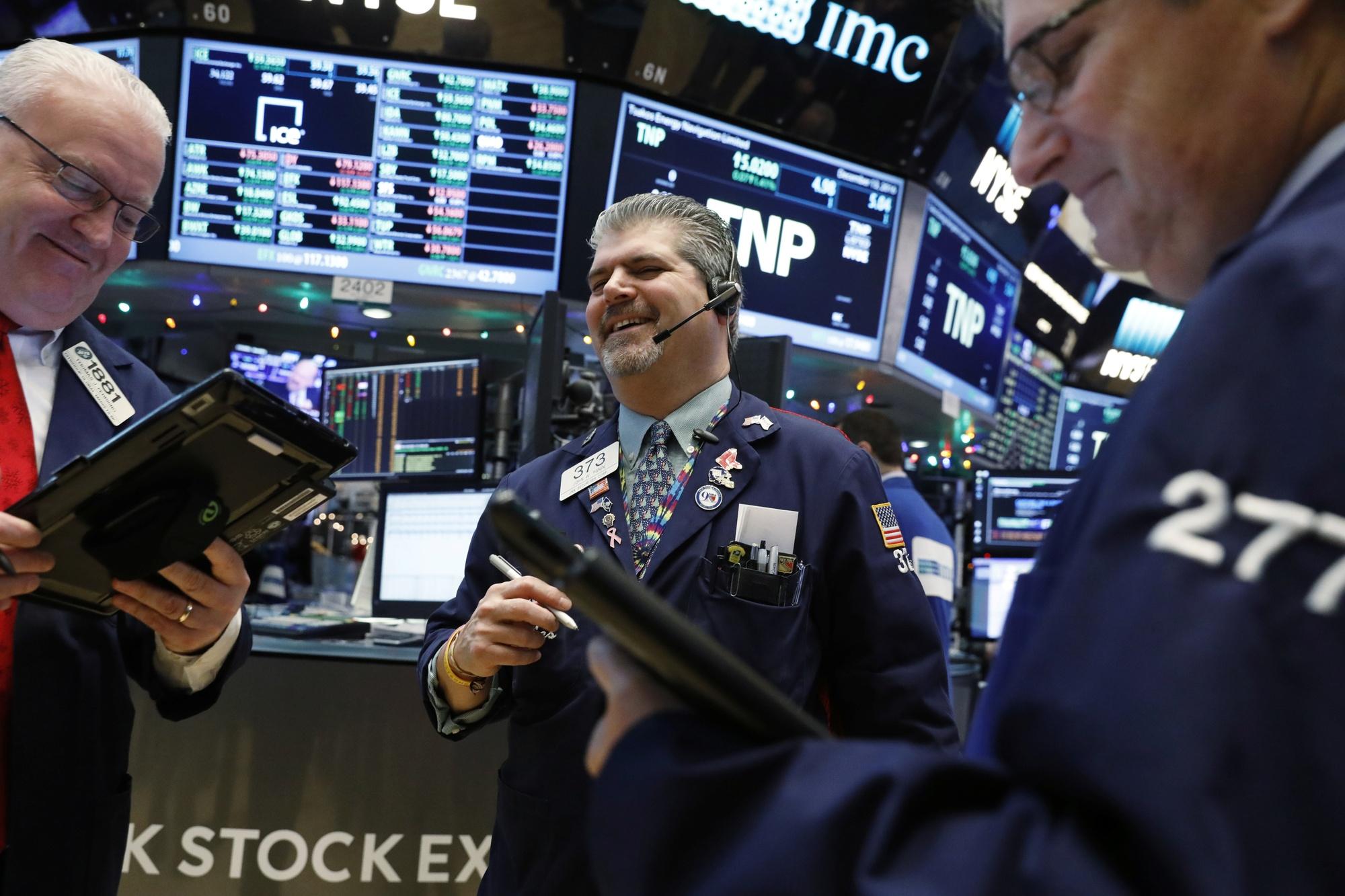 Des traders travaillent a la bourse de wall street