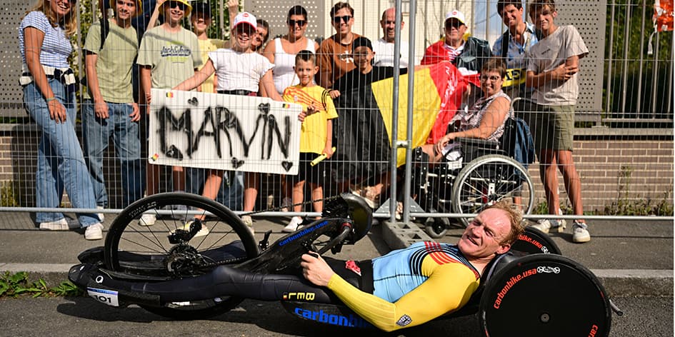 L'athlète paralympique belge Marvin Odent devant ses supporters après le contre-la-montre de la catégorie hommes MH3, en paracyclisme, le 8e jour des Jeux Paralympiques d'été 2024 à Paris, le mercredi 4 septembre 2024.