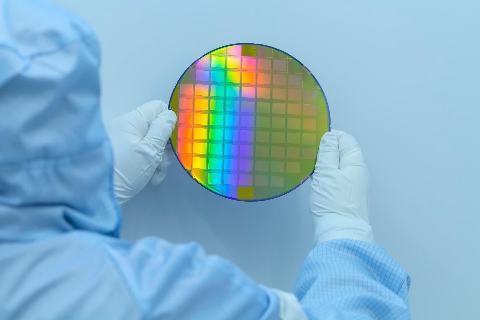 Créée en 2018 et issue d’une quinzaine d’années de travaux conjoints avec le laboratoire spécialisé du CEA Leti, la deeptech grenobloise Scintil Photonics a tapé dans l’œil du géant Nvidia.