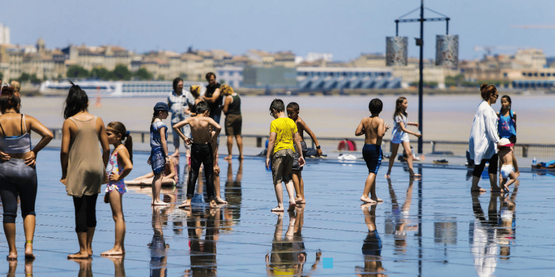Même le miroir d'eau n'a pas permis aux touristes venus à Bordeaux de résister au pic de canicule qui a frappé le port de la Lune pendant près d'une semaine au mois d'août.