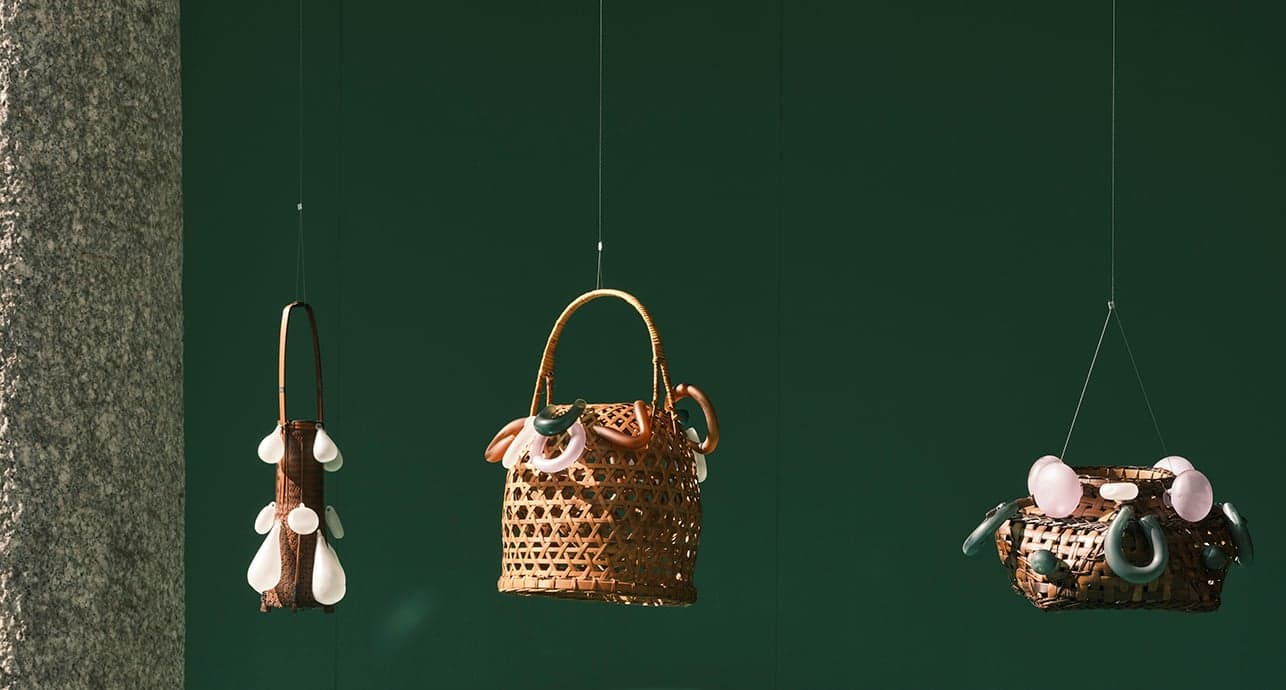 L’œuvre « Hybrid Exhalations », de l’artiste et architecte palestinienne Dima Srouji, entrelace des pièces de verre produites en Cisjordanie avec des paniers de bambou.