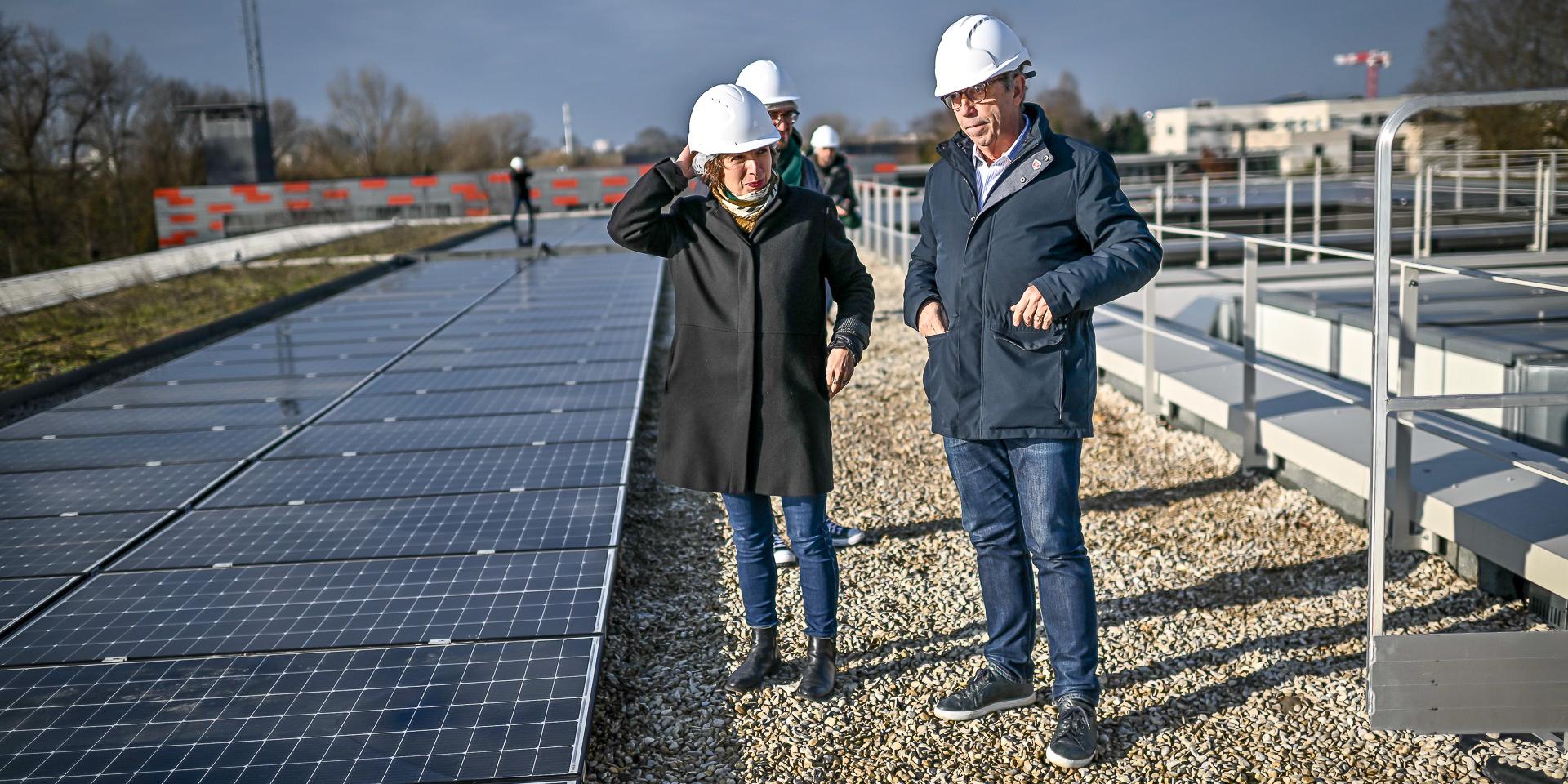 Pierre Hurmic, et sa première adjointe Claudine Bichet, sur le toit d'une école de Bordeaux recouvert de panneaux solaires.