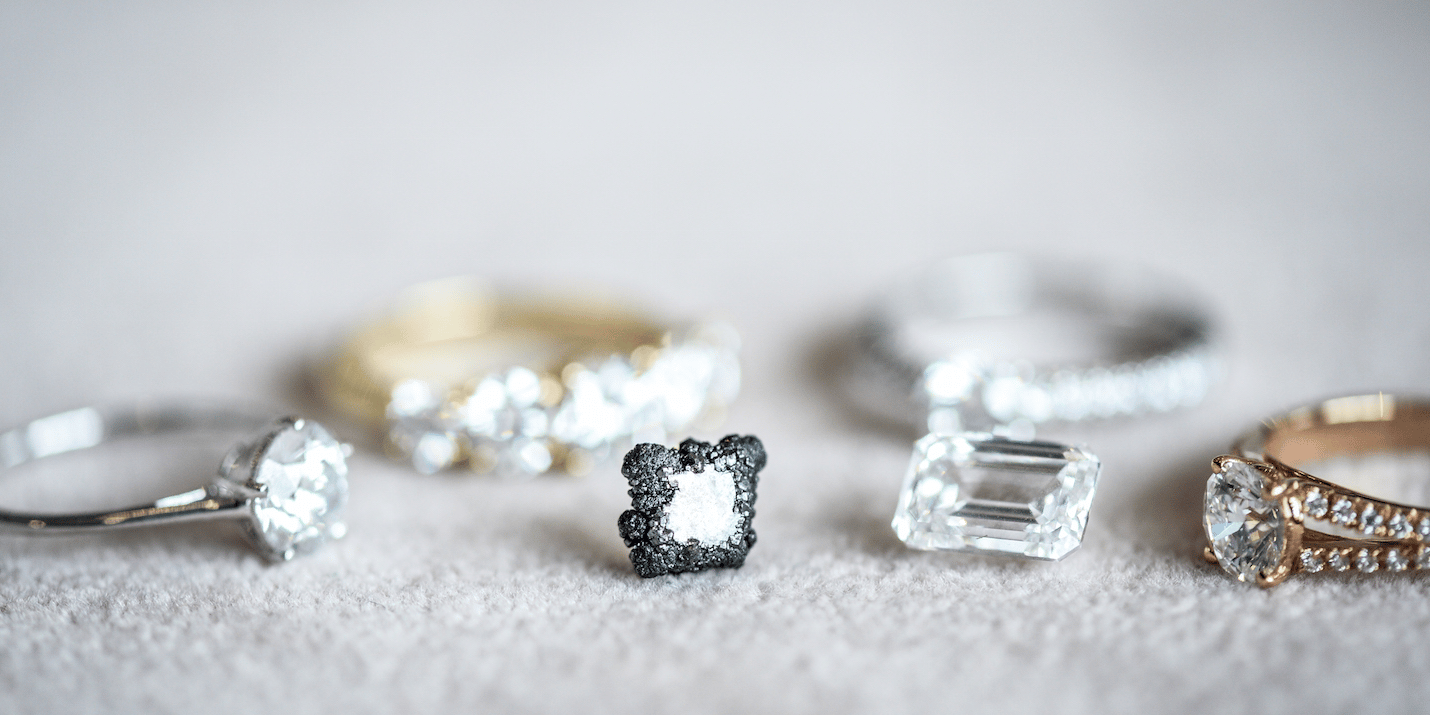 Vue de bijoux réalisés avec des diamants synthétiques.