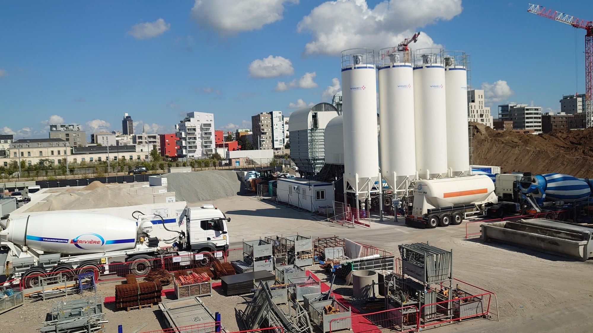 A Nantes, où le CHU est construit sur une île, la configuration du lieu a amené Vinci Construction à optimiser les gestion des approvisionnements et décaler les livraisons de granulats, laitier, métakaolin, ciment… dans le temps au regard du trafic et des conditions de circulation. Au final,  cela aurait permis de diviser par dix ou quinze les aller-retour des transporteurs.