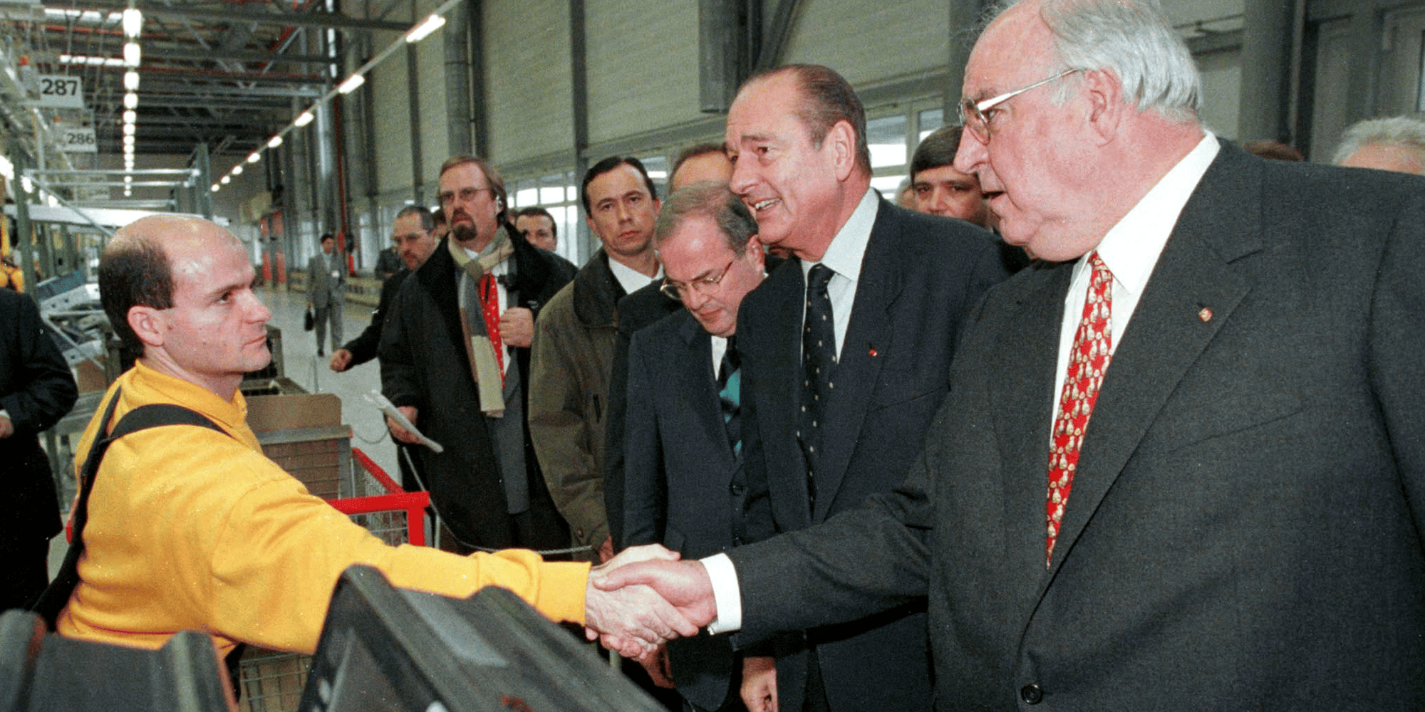 Trois générations de Smart ont été produites à Hambach (Moselle) depuis 1997. (Photo : le 27 octobre 1997, le président français Jacques Chirac et le chancelier allemand Helmut Kohl saluent un ouvrier lors de leur visite de l'usine automobile MCC (Micro Compact Car AG) et de la chaîne de fabrication de la nouvelle "Smart", à Hambach (Lorraine).