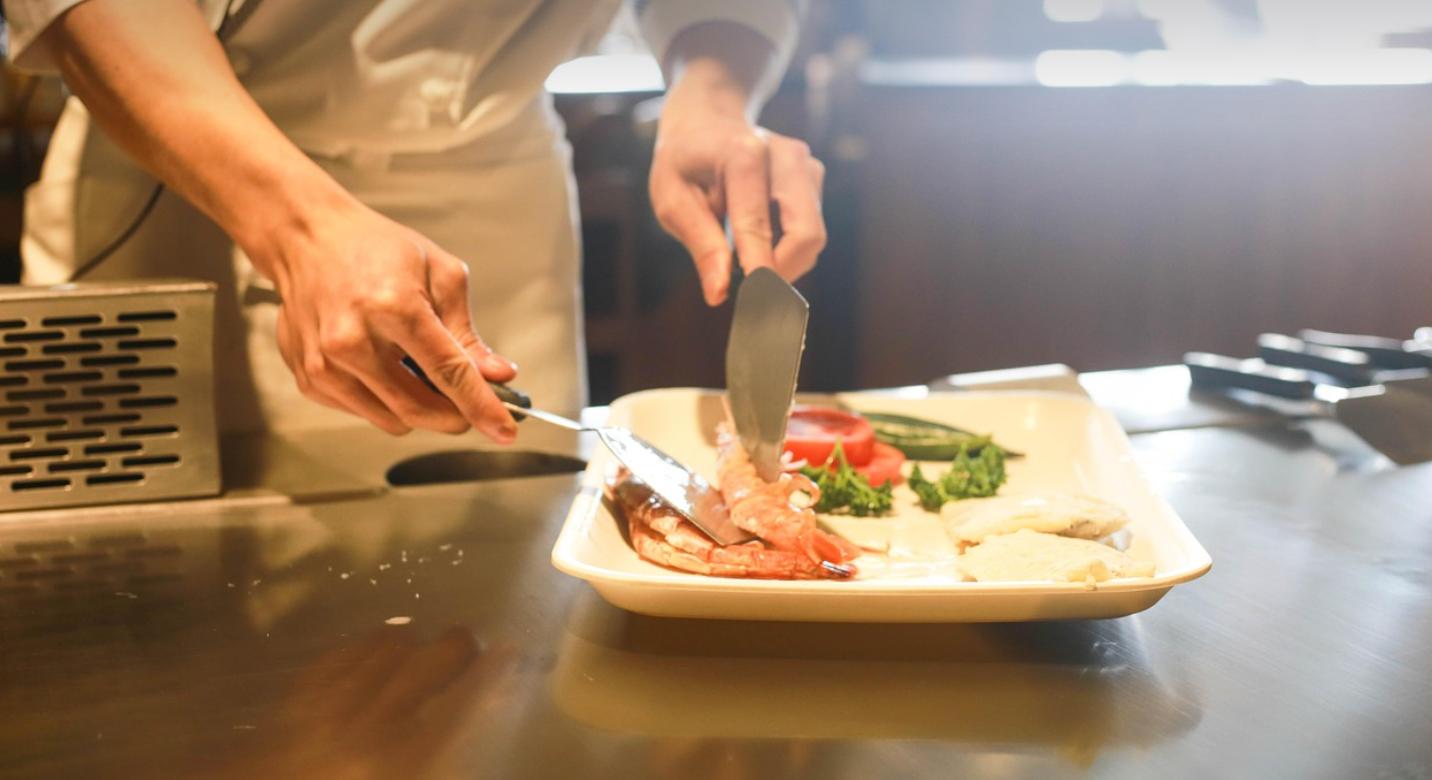 Après un été mitigé, les restaurateurs tentent de sauver l'arrière-saison face à une conjoncture incertaine et un comportement des consommateurs qui évolue.
