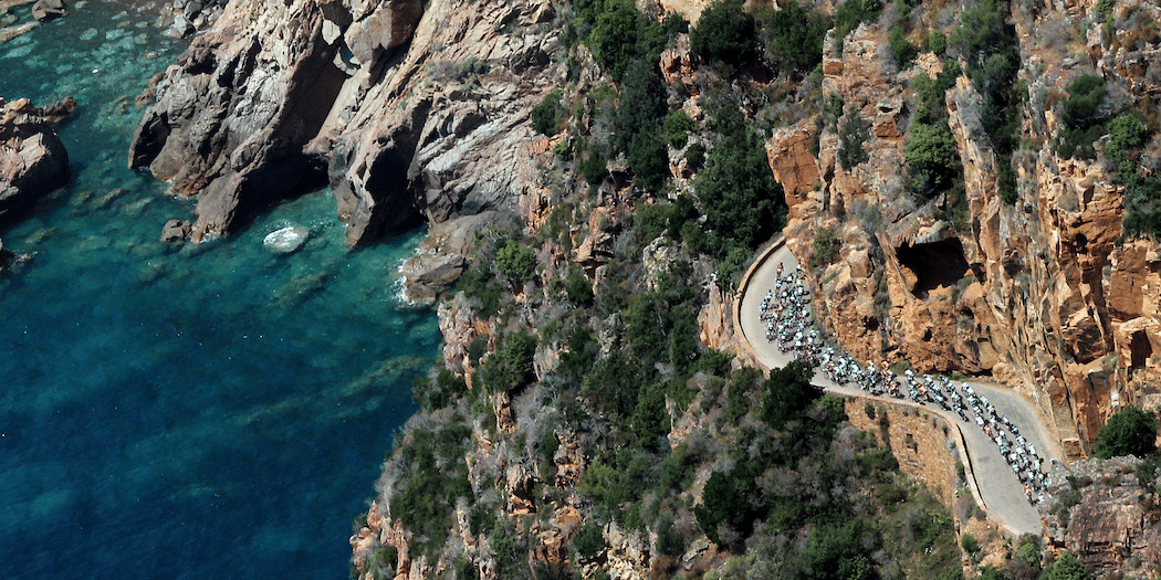 Vue d'une route menant à Calvi.