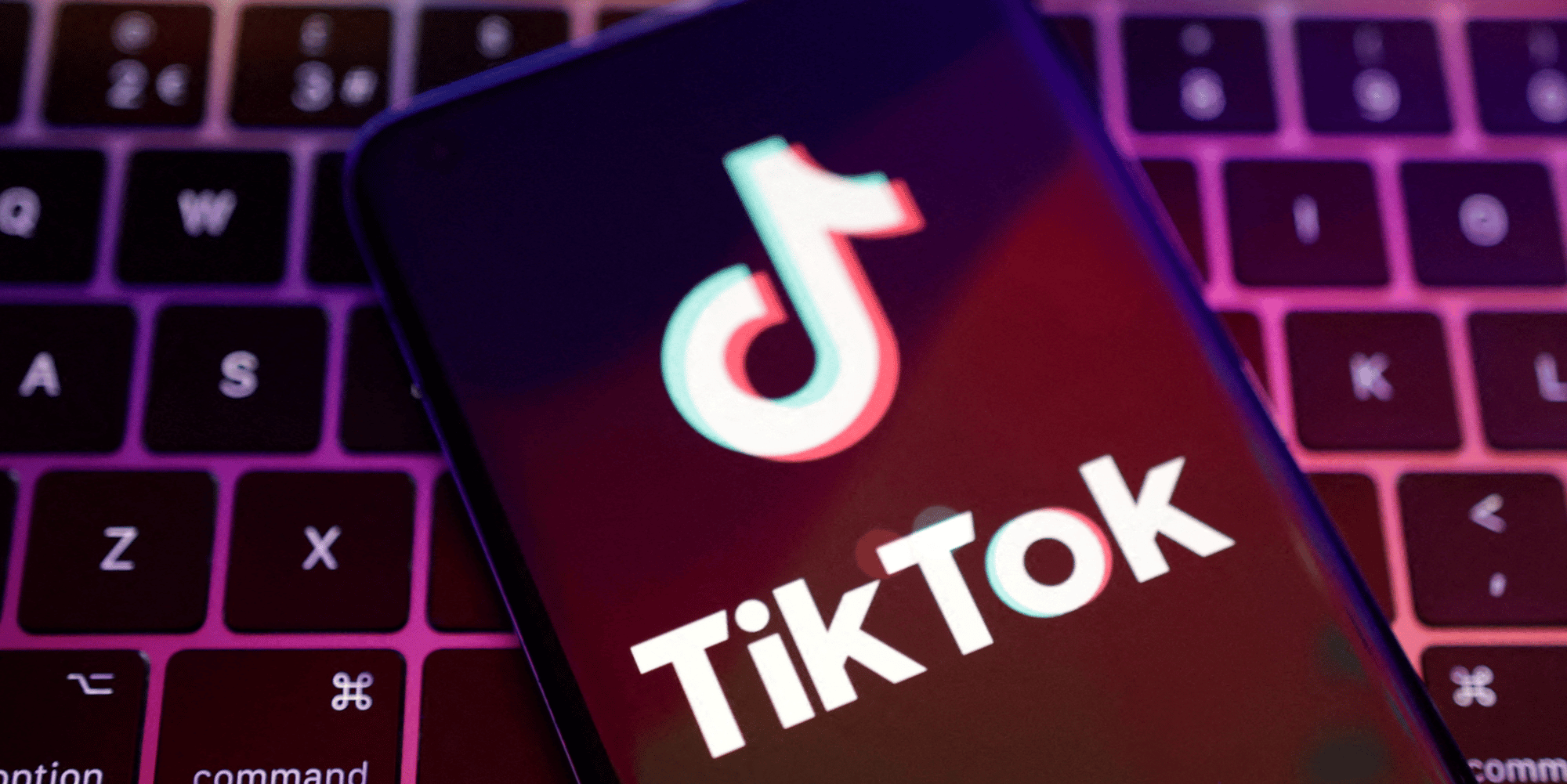 Illustration du logo tiktok sur un clavier d'ordinateur