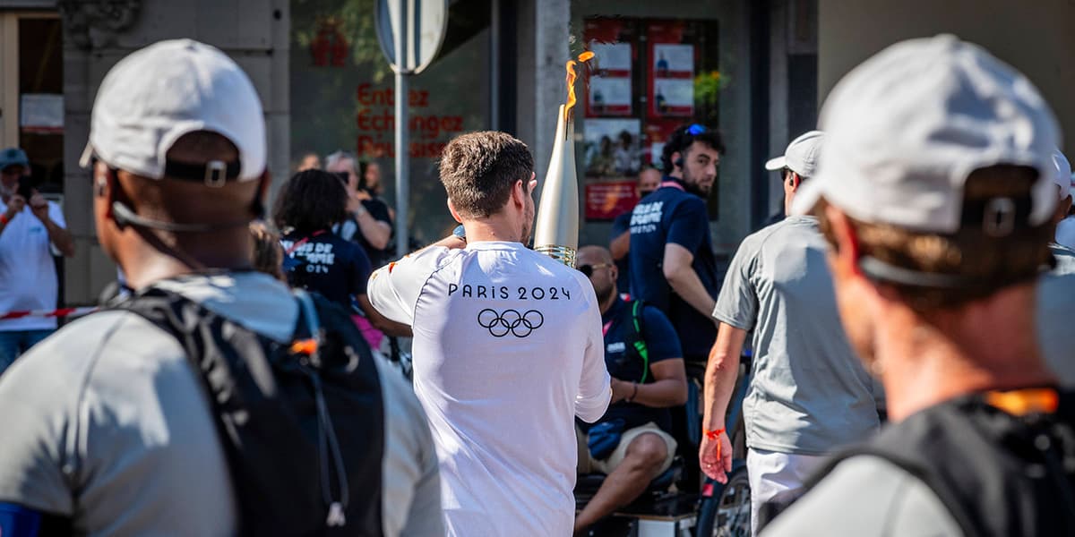 La flamme des Jeux Olympiques Paris 2024 qui parcourt la France.